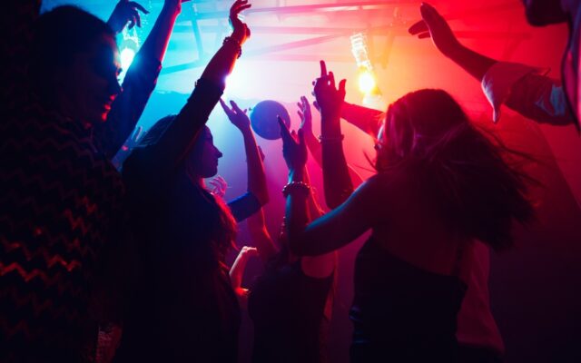 DJ e Animazione per Feste di Laurea a Milano: Come Scegliere i Migliori